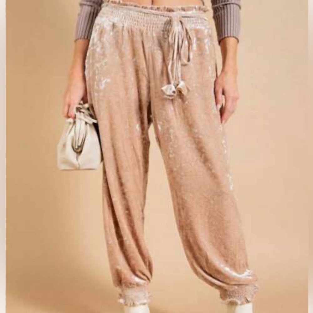 Artistic Works by Lu 
Tan-peach velvet pants- jogger Size M